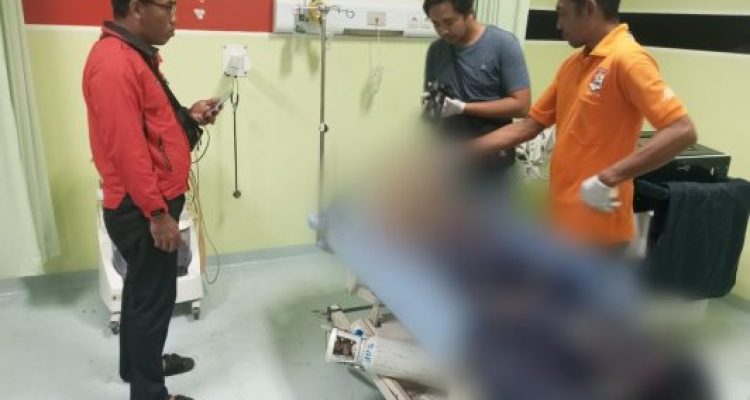 Ket poto: pihak kepolisian sedang mengecek korban di RSU Negara