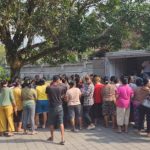 Ket poto: para ibu rumah tangga antri beli sembako di Kantor Desa Pohsanten Ket poto: para ibu rumah tangga antri beli sembako di Kantor Desa Pohsanten