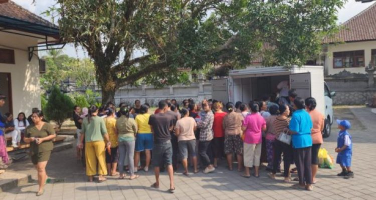 Ket poto: para ibu rumah tangga antri beli sembako di Kantor Desa Pohsanten Ket poto: para ibu rumah tangga antri beli sembako di Kantor Desa Pohsanten