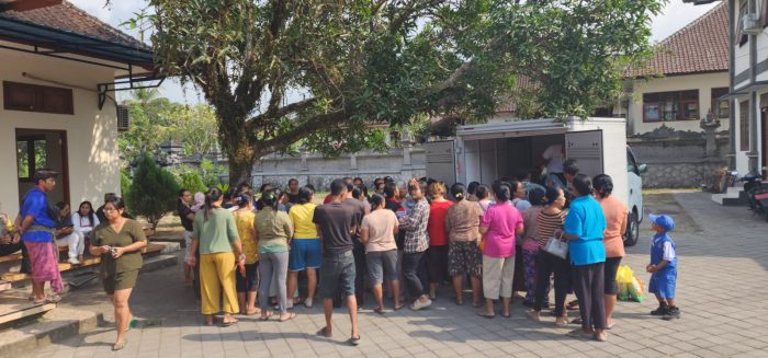 Ket poto: para ibu rumah tangga antri beli sembako di Kantor Desa Pohsanten