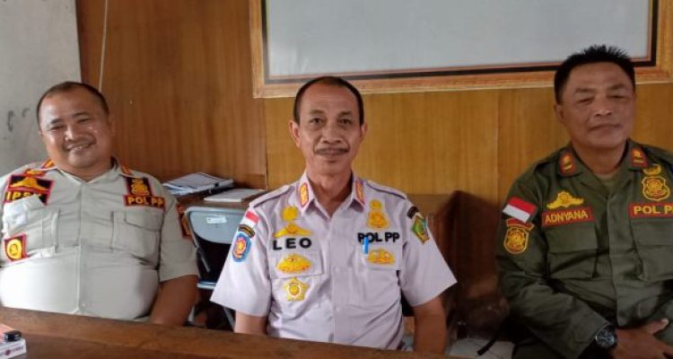 Ket poto: Kepala Satpol PP Kabupaten Jembrana I Made Leo Agus Jaya (tengah)
