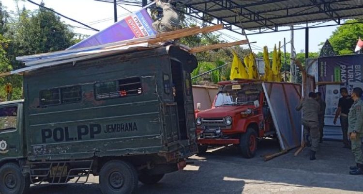 Ket poto: Alat peraga dari parpol diamankan di Kantor Sarpol PP Jembrana Ket poto: Alat peraga dari parpol diamankan di Kantor Sarpol PP Jembrana