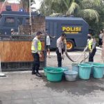 Ket poto: anggota Samapta Polres Jembrana bagikan air bersih kepada masyarakat di Banjar Sombang dan Banjar Sarikuning, Desa Tukadaya