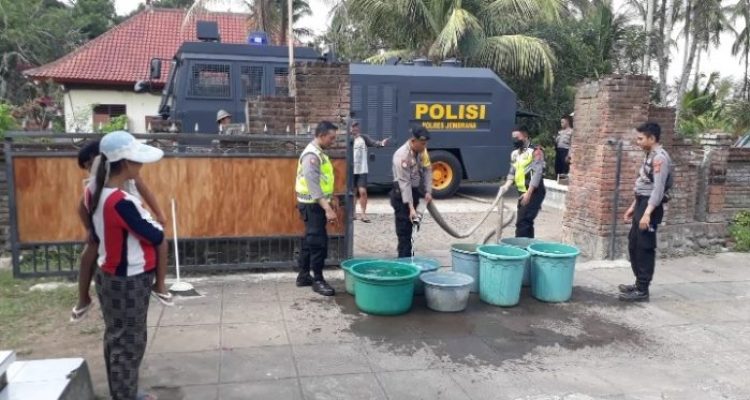 Ket poto: anggota Samapta Polres Jembrana bagikan air bersih kepada masyarakat di Banjar Sombang dan Banjar Sarikuning, Desa Tukadaya