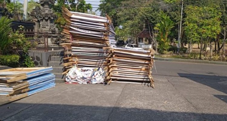 Ket poto: sebagian baliho parpol dikumpulkan di Kantor Satpol PP Jembrana