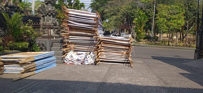 Ket poto: sebagian baliho parpol dikumpulkan di Kantor Satpol PP Jembrana