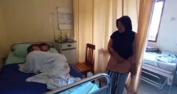 Ket poto: salah satu korban keracunan makanan yang dirawat di Puskesmas