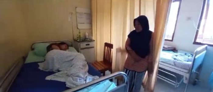 Ket poto: salah satu korban keracunan makanan yang dirawat di Puskesmas