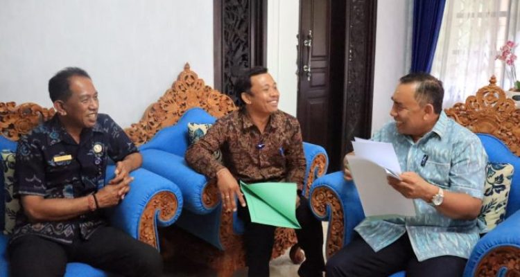 Ket poto: Bupati Jembrana I Nengah Tamba terima sertifikat Aset Kolam Renang Delod Berawah Ket poto: Bupati Jembrana I Nengah Tamba terima sertifikat Aset Kolam Renang Delod Berawah