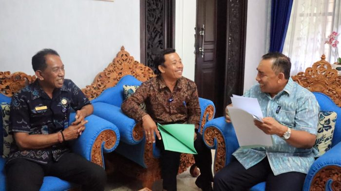 Ket poto: Bupati Jembrana I Nengah Tamba terima sertifikat Aset Kolam Renang Delod Berawah