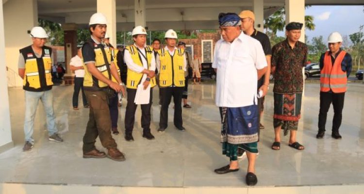 Ket poto: Bupati Jembrana tinjau perehaban Anjungan Cerdas Rambut Siwi