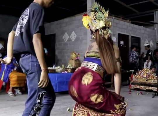 Ket poto: Salah satu joged bungbung diluar pakem