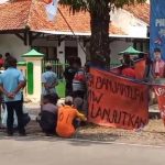 Ket poto: Warga Desa Banjarturi Kecamatan Warureja Kabupaten Tegal Datangi Kantor Dinas Bapermades