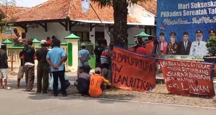 Ket poto: Warga Desa Banjarturi Kecamatan Warureja Kabupaten Tegal Datangi Kantor Dinas Bapermades