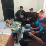 Ket poto: kedua pelaku dimediasi di Polsek Melaya Ket poto: kedua pelaku dimediasi di Polsek Melaya