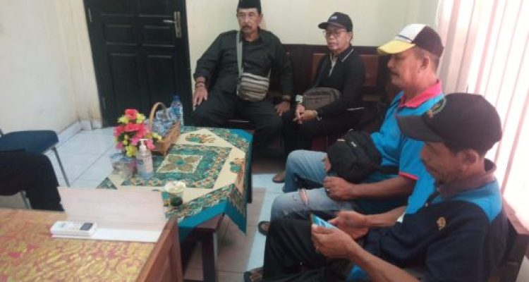 Ket poto: kedua pelaku dimediasi di Polsek Melaya Ket poto: kedua pelaku dimediasi di Polsek Melaya