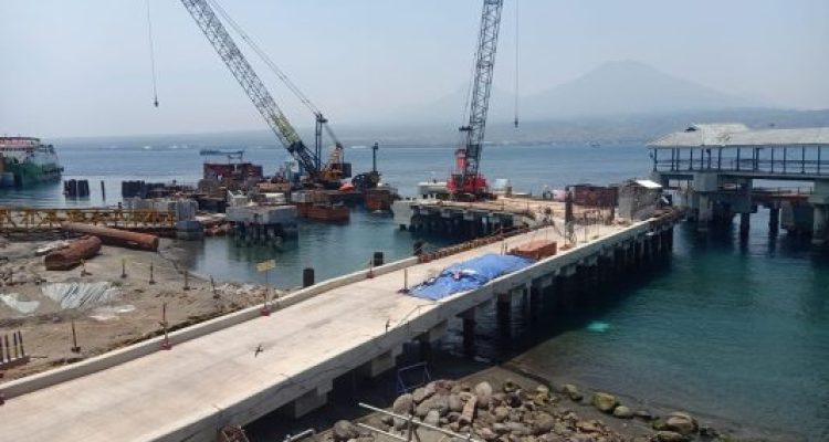 Ket poto: Pembangunan Dermaga Ponton masih dalam pengerjaan