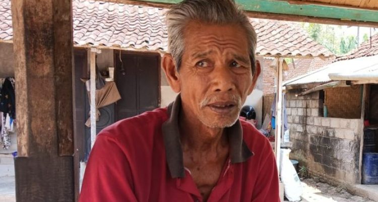 Ket poto: pemilk sapi Ketut Tambo 60 tahun Ket poto: pemilk sapi Ketut Tambo 60 tahun