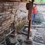 Ket poto: Tim Surveilans dari Dinkes Jembrana sedang mengecek lokasi sumur yang diduga dekat Septic tank
