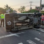 Ket poto: Daihatsu Grand Max habis nabrak sepeda motor sampai terbalik