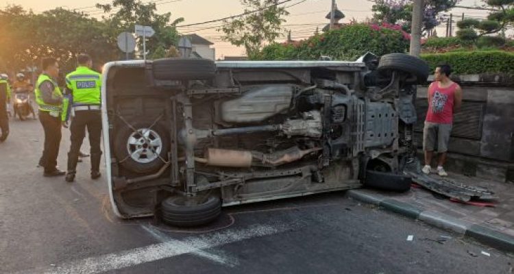 Ket poto: Daihatsu Grand Max habis nabrak sepeda motor sampai terbalik