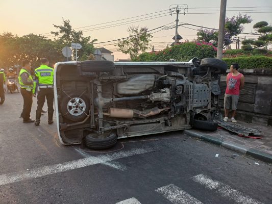 Ket poto: Daihatsu Grand Max habis nabrak sepeda motor sampai terbalik