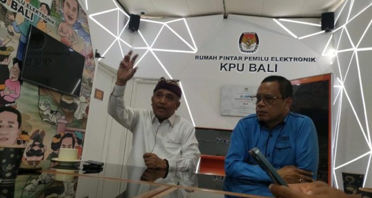 Ket poto: Ketua SMSI Bali, Emanuel Dewata Oja bersama Ketua KPU Bali, I Dewa Agung Gede Lidartawan
