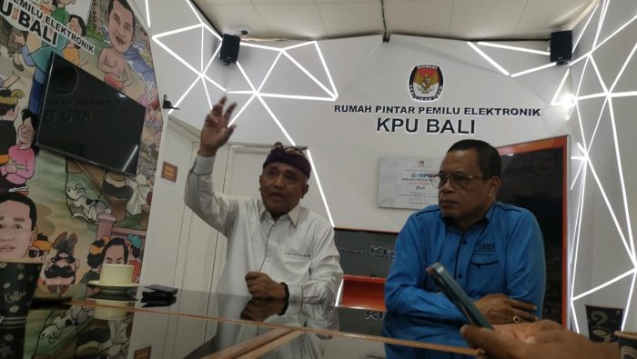 Ket poto: Ketua SMSI Bali, Emanuel Dewata Oja bersama Ketua KPU Bali, I Dewa Agung Gede Lidartawan