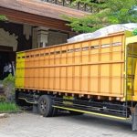 Ket poto: petugas sedang menurunkan kotak suara dari truk yang disimpan di Gedeung Auditorium Pemkab Jembrana Ket poto: petugas sedang menurunkan kotak suara dari truk yang disimpan di Gedeung Auditorium Pemkab Jembrana