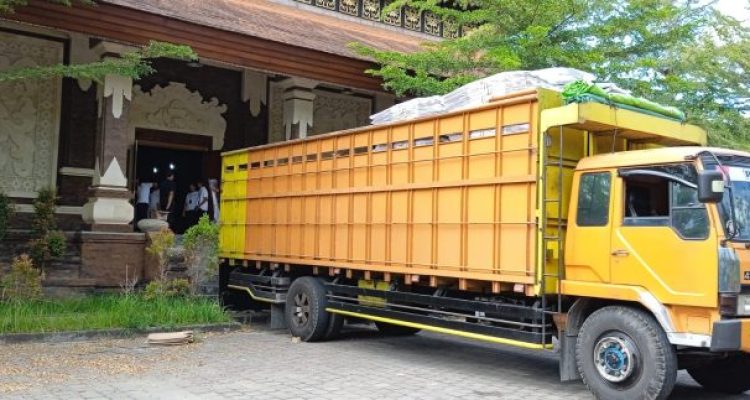 Ket poto: petugas sedang menurunkan kotak suara dari truk yang disimpan di Gedeung Auditorium Pemkab Jembrana Ket poto: petugas sedang menurunkan kotak suara dari truk yang disimpan di Gedeung Auditorium Pemkab Jembrana