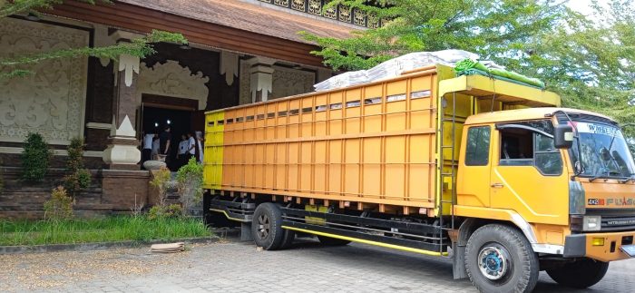 Ket poto: petugas sedang menurunkan kotak suara dari truk yang disimpan di Gedeung Auditorium Pemkab Jembrana