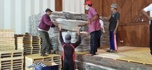 Ket poto: petugas sedang menurunkan kotak suara dari truk yang disimpan di Gedeung Auditorium Pemkab Jembrana