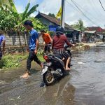 Ket poto: Banjir kiriman genangi jalan dan pemukiman warga di Lingkungan Menega