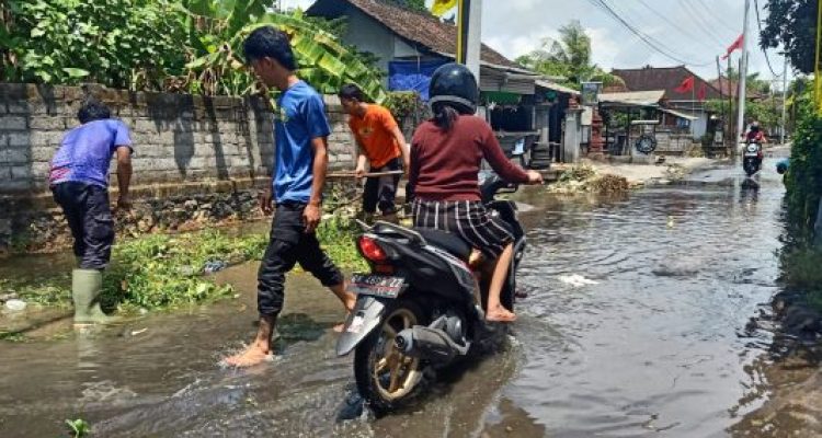 Ket poto: Banjir kiriman genangi jalan dan pemukiman warga di Lingkungan Menega