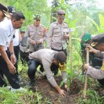 Ket poto: Kapolres Jembrana AKBP Dewa Gde Juliana tanan bibit pohon di Desa Penyaringan