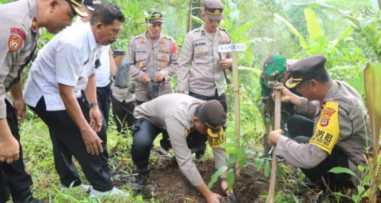 Ket poto: Kapolres Jembrana AKBP Dewa Gde Juliana tanan bibit pohon di Desa Penyaringan