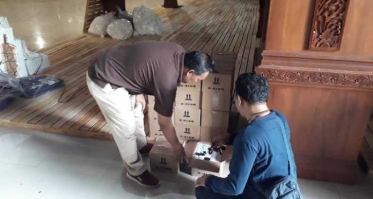 Ket poto: Ketua Bawaslu Kabupaten Jembrana, I Made Widiastra cek tinta pemilu yang bocor