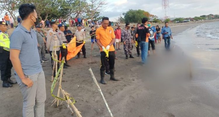 Ket poto: petugas gabungan evakuasi mayat tanpa identitas di Pantai Gilimanuk Ket poto: petugas gabungan evakuasi mayat tanpa identitas di Pantai Gilimanuk