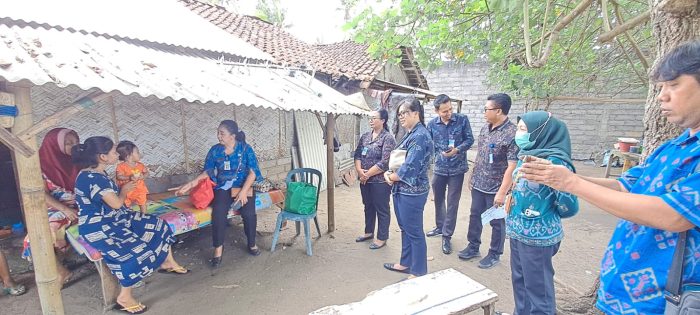 Ket poto: RSU Nengara serahkan bantuan program BAAS kepada balita kurang mampu