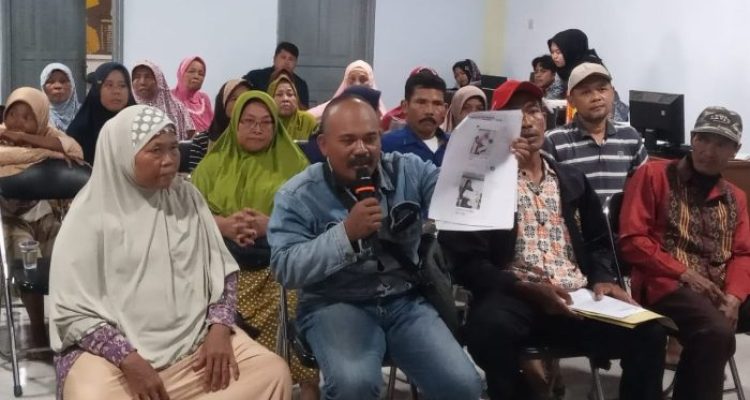 Ket poto: Warga Jatiwangi Kecamatan Pagerbarang Kabupaten Tegal datangi kantor desa