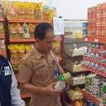 Ket poto: Tim gabungan temukan bahan makanan yang rusak di salah satu toko di Jembrana Ket poto: Tim gabungan temukan bahan makanan yang rusak di salah satu toko di Jembrana