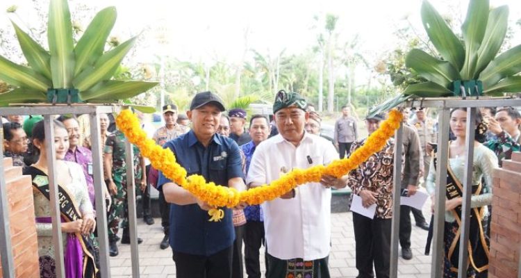 Ket poto: Menteri Koperasi dan Usaha Kecil dan Menengah Teten Masduki didampingi Bupati Jembrana I Nengah Tamba meresmikan gedung Rumah Produksi Bersama (RPB) Komoditas Kakao Jembrana Ket poto: Menteri Koperasi dan Usaha Kecil dan Menengah Teten Masduki didampingi Bupati Jembrana I Nengah Tamba meresmikan gedung Rumah Produksi Bersama (RPB) Komoditas Kakao Jembrana
