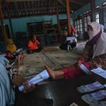 Ket poto: Dosen Spesialis Medikal Bedah Prima Trisna Aji ketika memberikan sosialisasi terapi rebusan Daun Salam bagi Penderita Hipertensi”/Foto : Dokpri