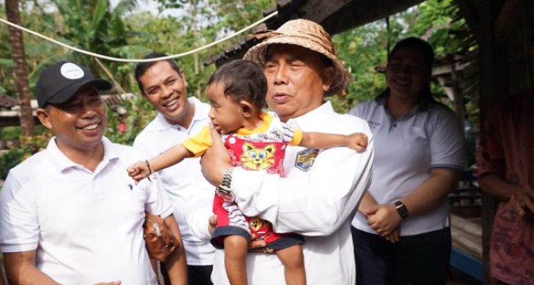 Ket poto: Bupati Jembrana I Nengah Tamba gendong salah satu anak stunting di salah satu kecamatan di Negara