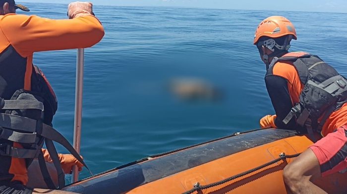 Ket poto: Tim Sar Gabungan evakuasi korban terseret arus di Pantai Pengeragoan