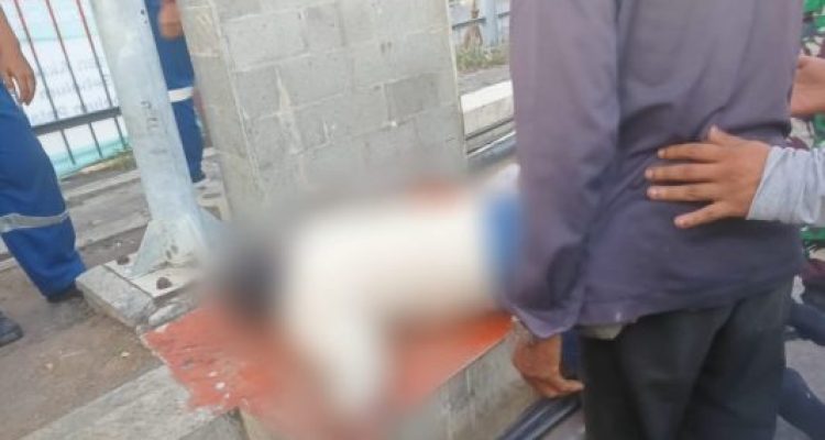 Ket poto: Pedagang asongan yang meninggal dunia di Pelabuhan Gilimanuk dievakuasi petugas