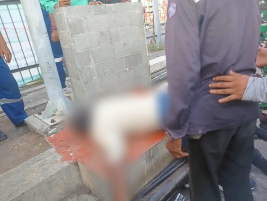 Ket poto: Pedagang asongan yang meninggal dunia di Pelabuhan Gilimanuk dievakuasi petugas