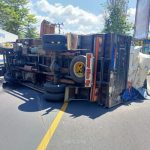 Ket poto: Truk muat dedak terguling di Melaya