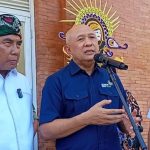 Ket poto: Menteri Koperasi dan Usaha Kecil dan Menengah (MenKopUKM) Teten Masduki didampingi Bupati Jembrana I Nengah Tamba (Sub)