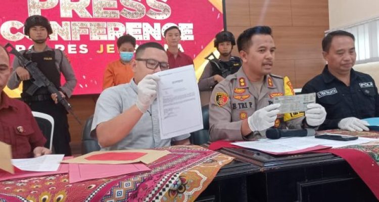 Ket poto: Kapolres Jembrana ungkap kasus penipuan dan penggelapan sepeda motor